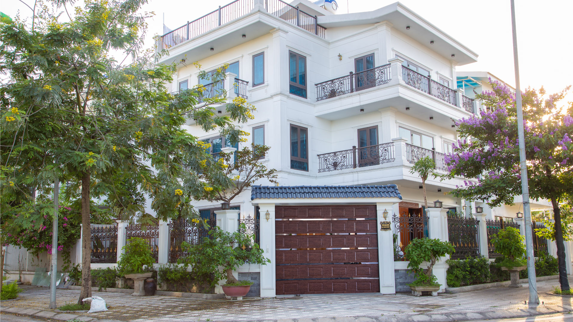 Thi công cửa cuốn lớp cho biệt thự