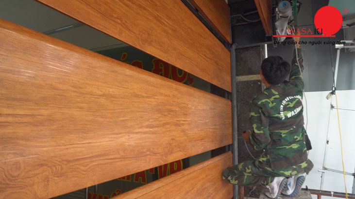 Cua-cuon-lap-ben-ngoai-hay-ben-trong-thi-tot-hon-1