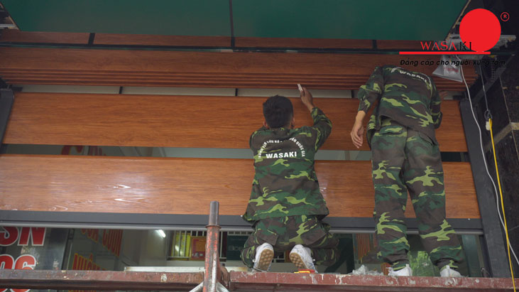 Cua-cuon-lap-ben-ngoai-hay-ben-trong-thi-tot-hon