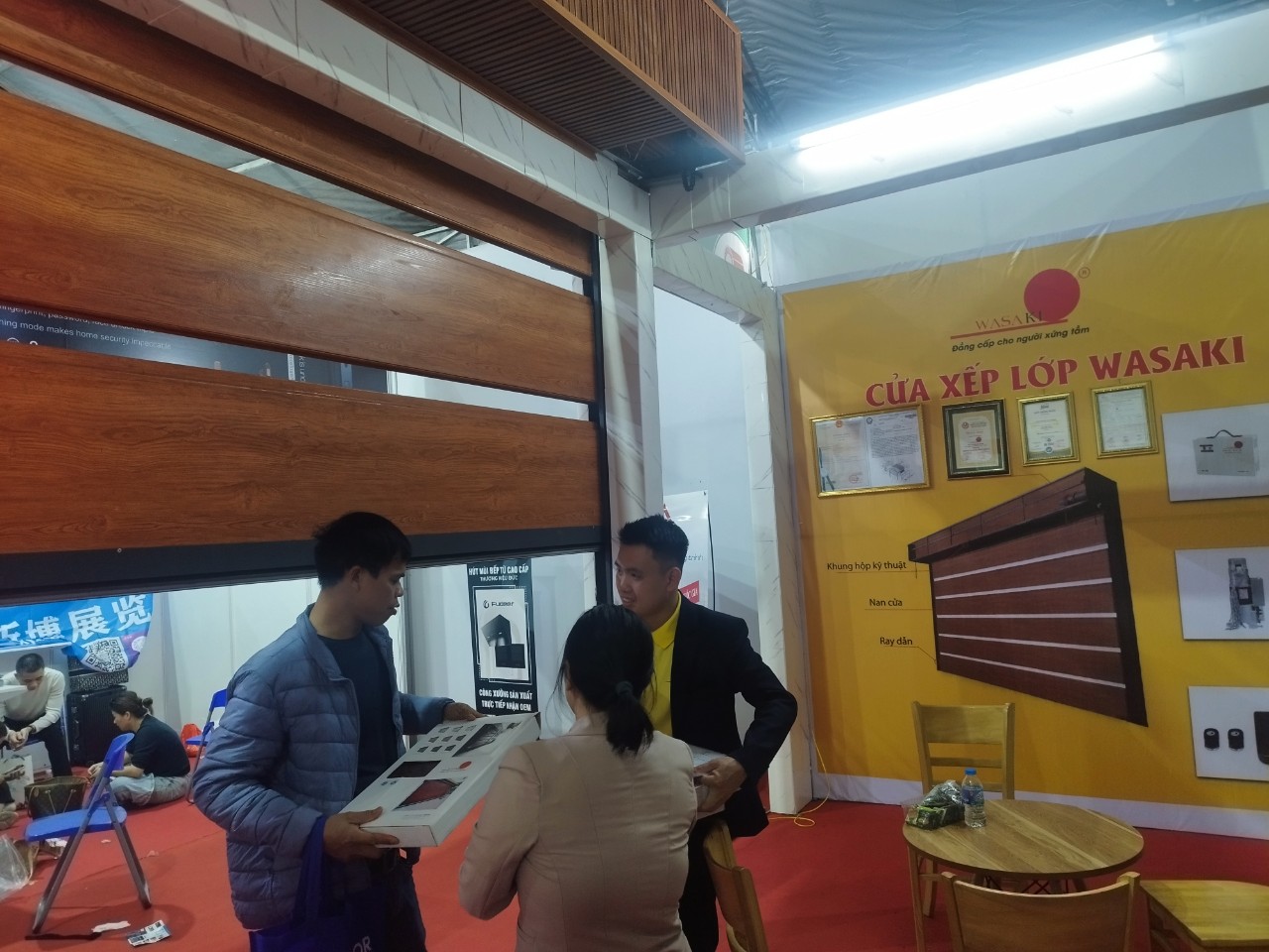 Cua-xep-lop-wasaki-doc-quyen-tai-viet-nam-1